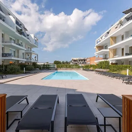 Huswell - Very Pleasant With Communal Pool דירה *