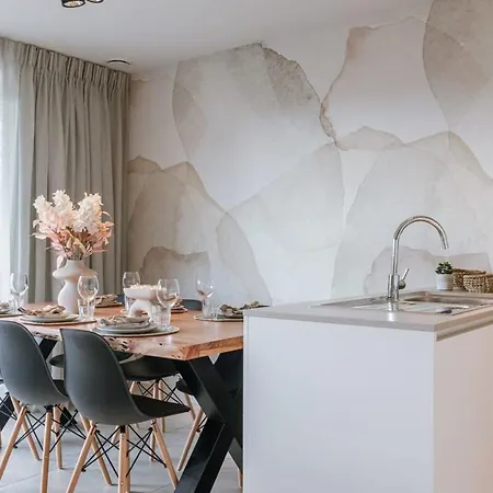 Huswell - Very Pleasant With Communal Pool アパート *